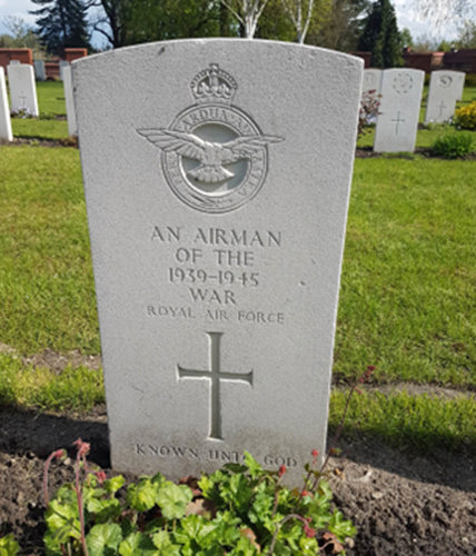 CWGC Headstone of an unidentified RAF casualty of the Second World War. The Inscription reads "An Airman of the 1939-1945 War Royal Air Force Known Unto God" A Cross has been carved into the stone under the Airman text. Above the first row of text s decorated by a carved RAF symbol.